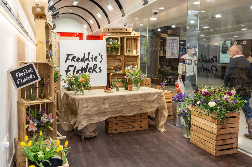 Freddie's Flowers pop-up shop within an inline unit in London's Victoria Station Freddie's Flowers pop-up shop within an inline unit in London's Victoria Station